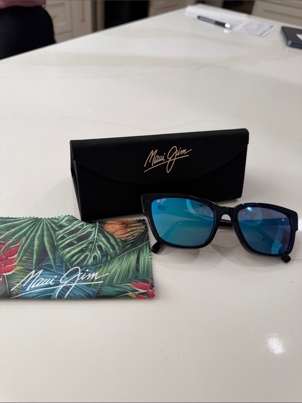 Maui Jim Black/Dark Navy Frame Sunglasses with Blue Mirrored Lenses Unisex - Picture 1 of 5